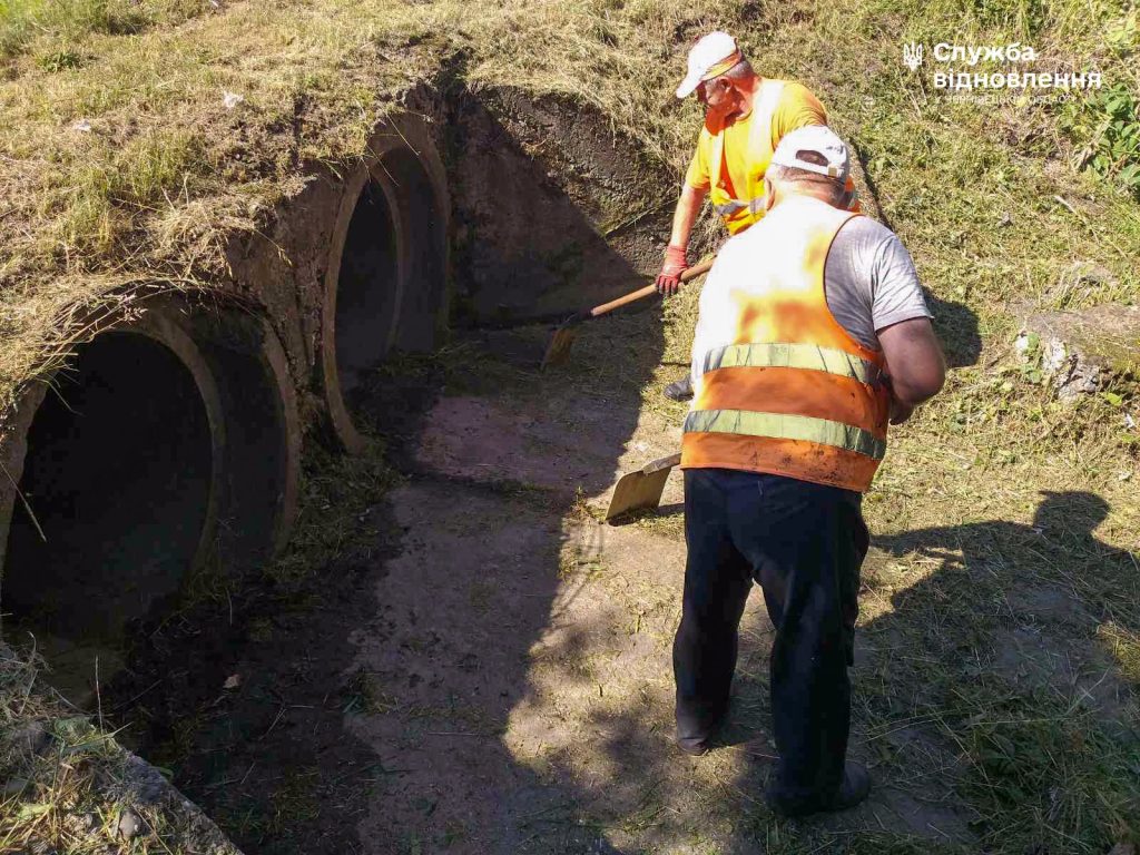 На дорогах Буковини очищують водопропускні системи після рясних дощів