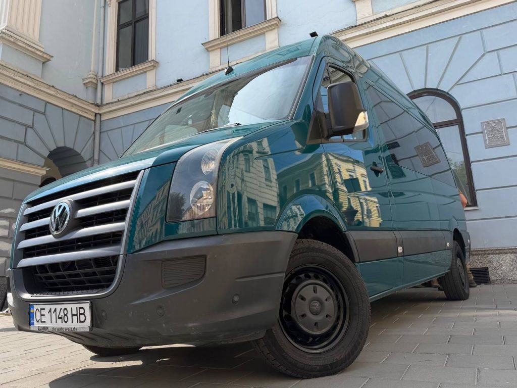 Чернівецька міськрада передала військовим фургон Volkswagen Crafter