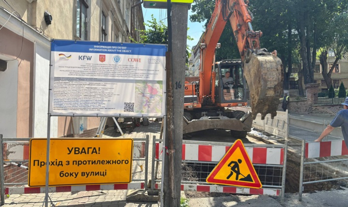 На вулиці Вірменській у Чернівцях триває будівництво водопровідної камери
