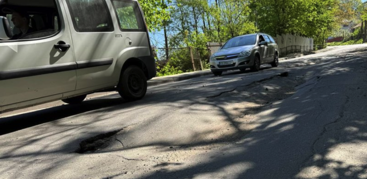 На вулиці Конституційна в Чернівцях планують капітальний ремонт через просідання асфальту
