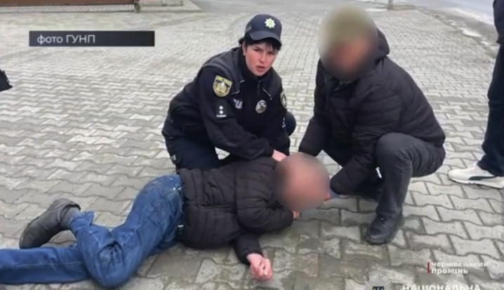 Поліцейська у селі Чудей надала допомогу чоловіку, у якого почалися судоми