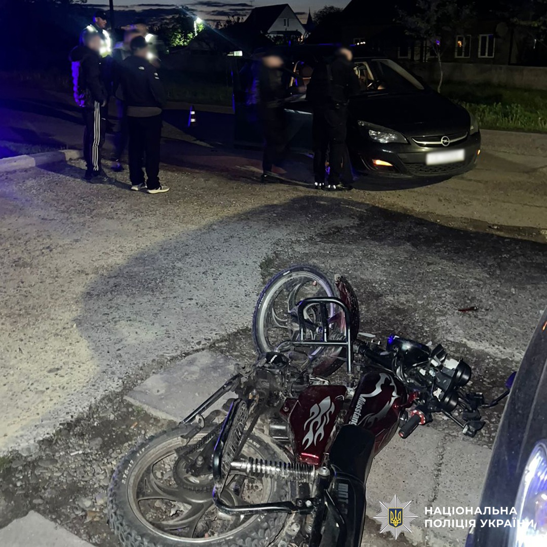 Підліток на мотоциклі зіткнувся з Opel у Буковині та був госпіталізований
